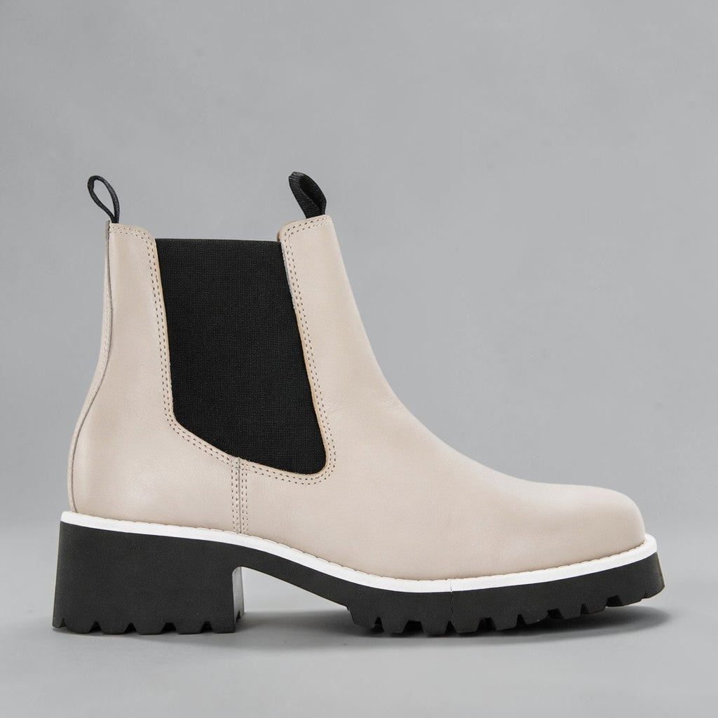 Le Sansa Elby Silver Grey boots with sleek leather design and ankle-height style, perfect for casual or chic outfits.