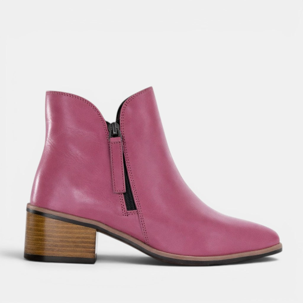 LE SANSA Oxley hot pink boots featuring a sleek design and trendy style, perfect for fashionable footwear.