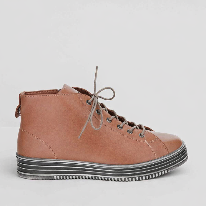 Le Sansa Vivid Tan leather boots with ankle height and sleek design, displayed on a grey background.