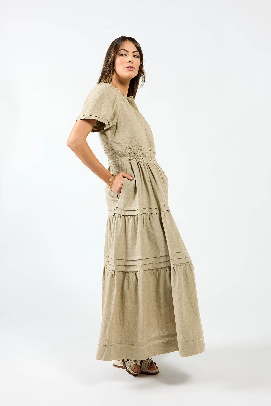 Drama The Label City Dress in natural color, stylish sleeveless dress with a relaxed fit, perfect for casual occasions.