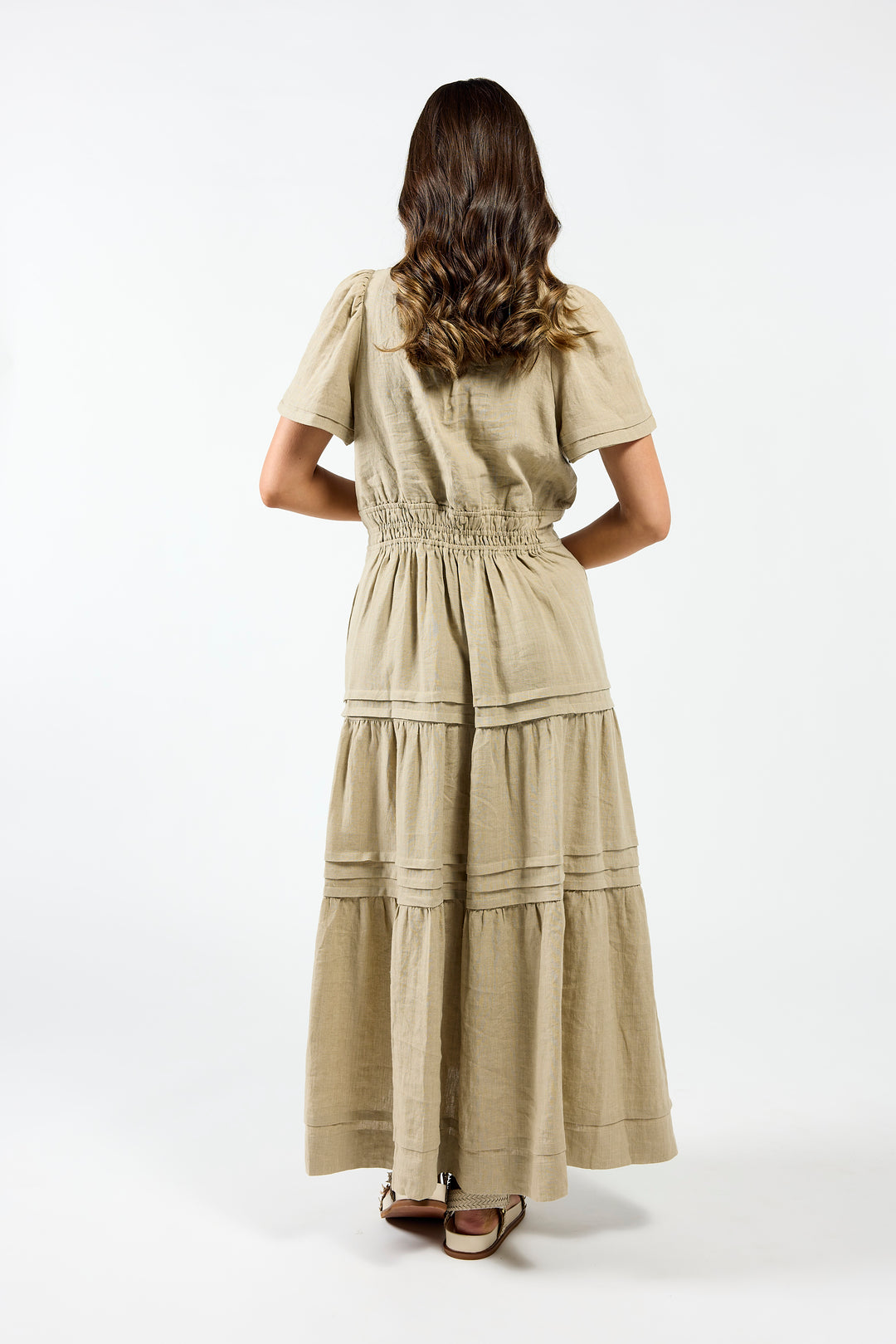 Drama The Label City Dress in natural color, stylish dress with a relaxed fit, displayed on a mannequin.
