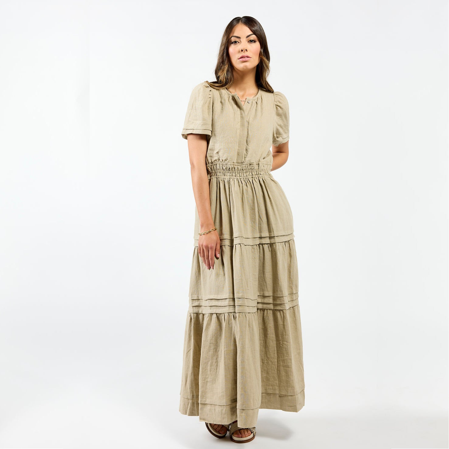 Drama The Label City Dress in natural color, stylish sleeveless dress with a fitted waist and flowy skirt, perfect for casual wear