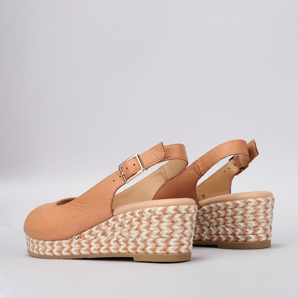 Le Sansa Dove Tan sandals featuring strappy design and open toe, showcasing stylish footwear for warm weather.
