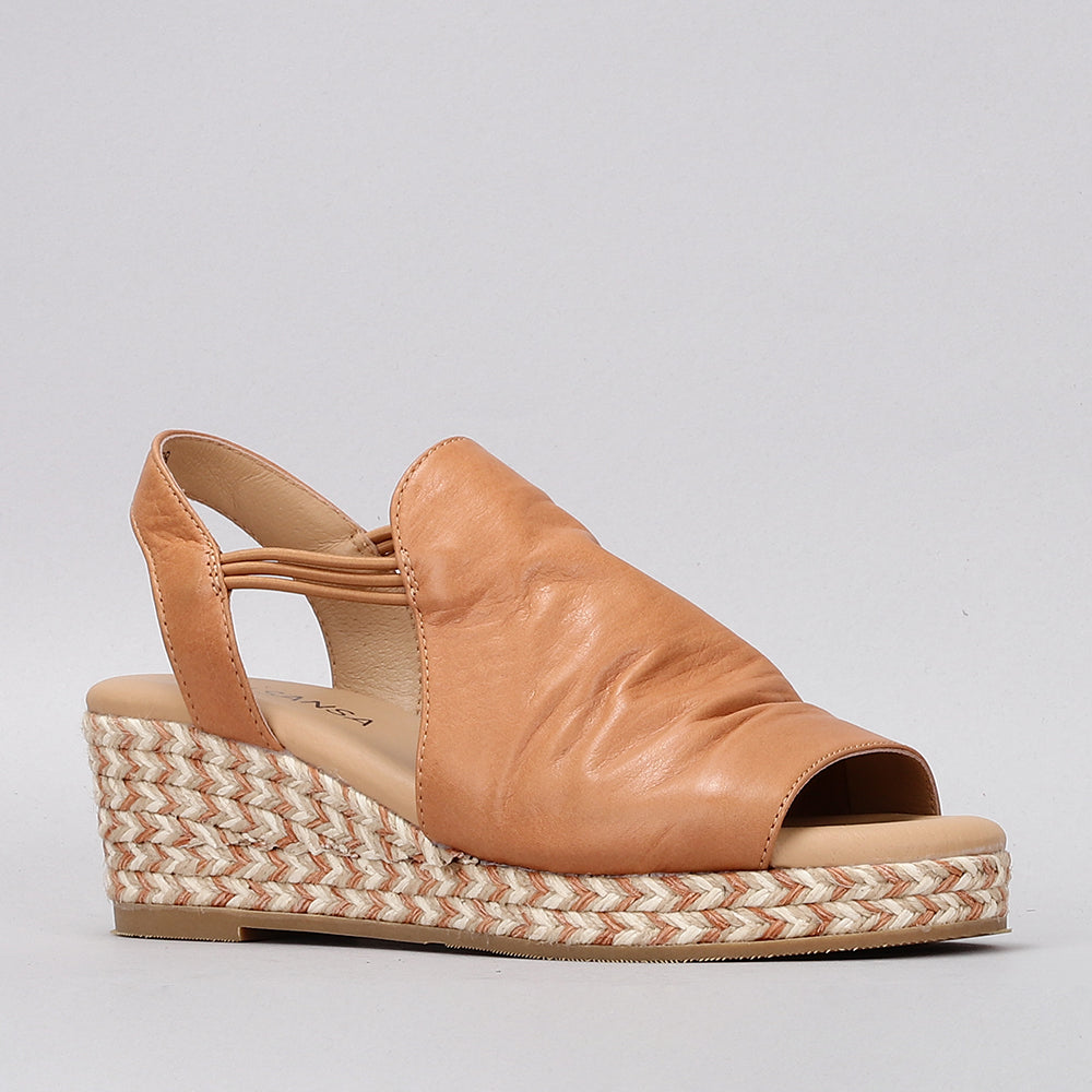 Le Sansa Darla tan sandals featuring open-toe design and ankle straps, perfect for casual summer wear.