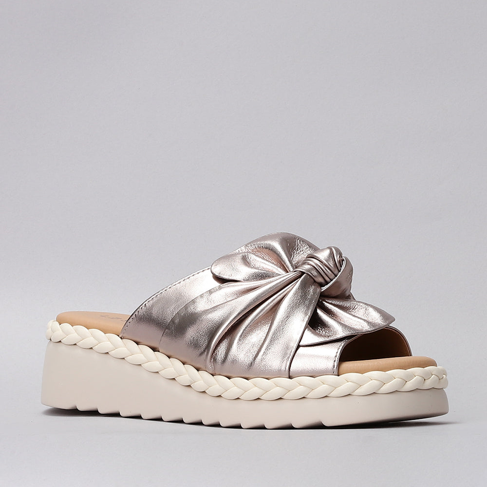LE SANSA Eudore Champagne slip-on shoes with a sleek design and neutral champagne color, perfect for casual or formal wear.