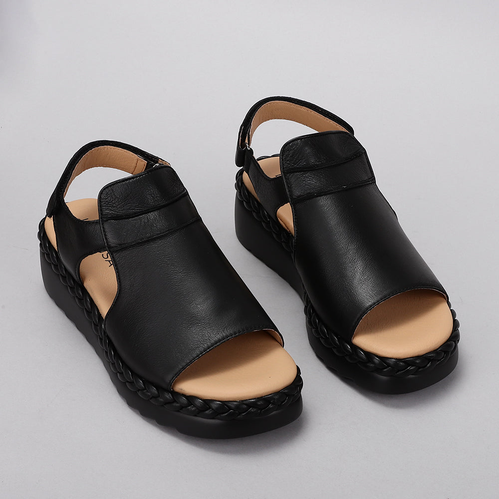 Le Sansa Sansa Emmeline black sandals featuring open toes and ankle straps, perfect for casual summer outfits.