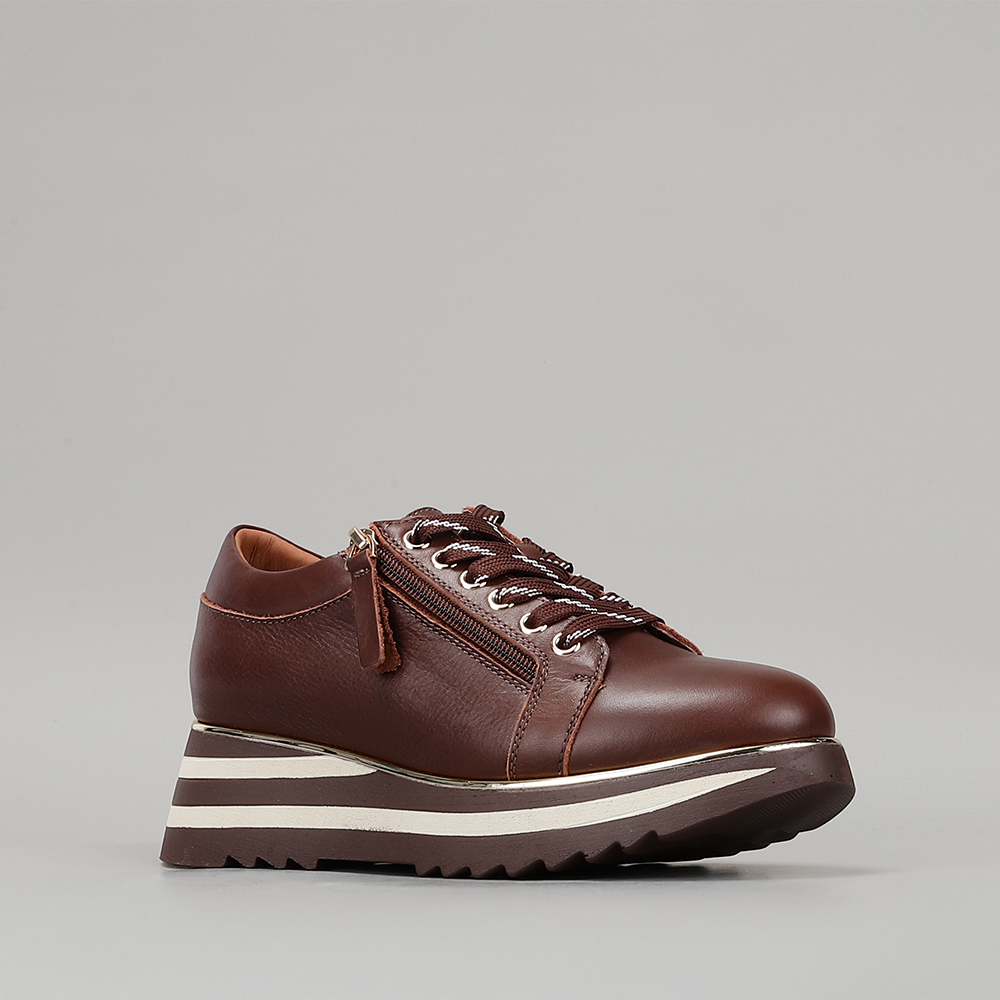 Le Sansa Skippa chocolate sneakers with stylish design and comfortable fit, featuring brown and beige tones.