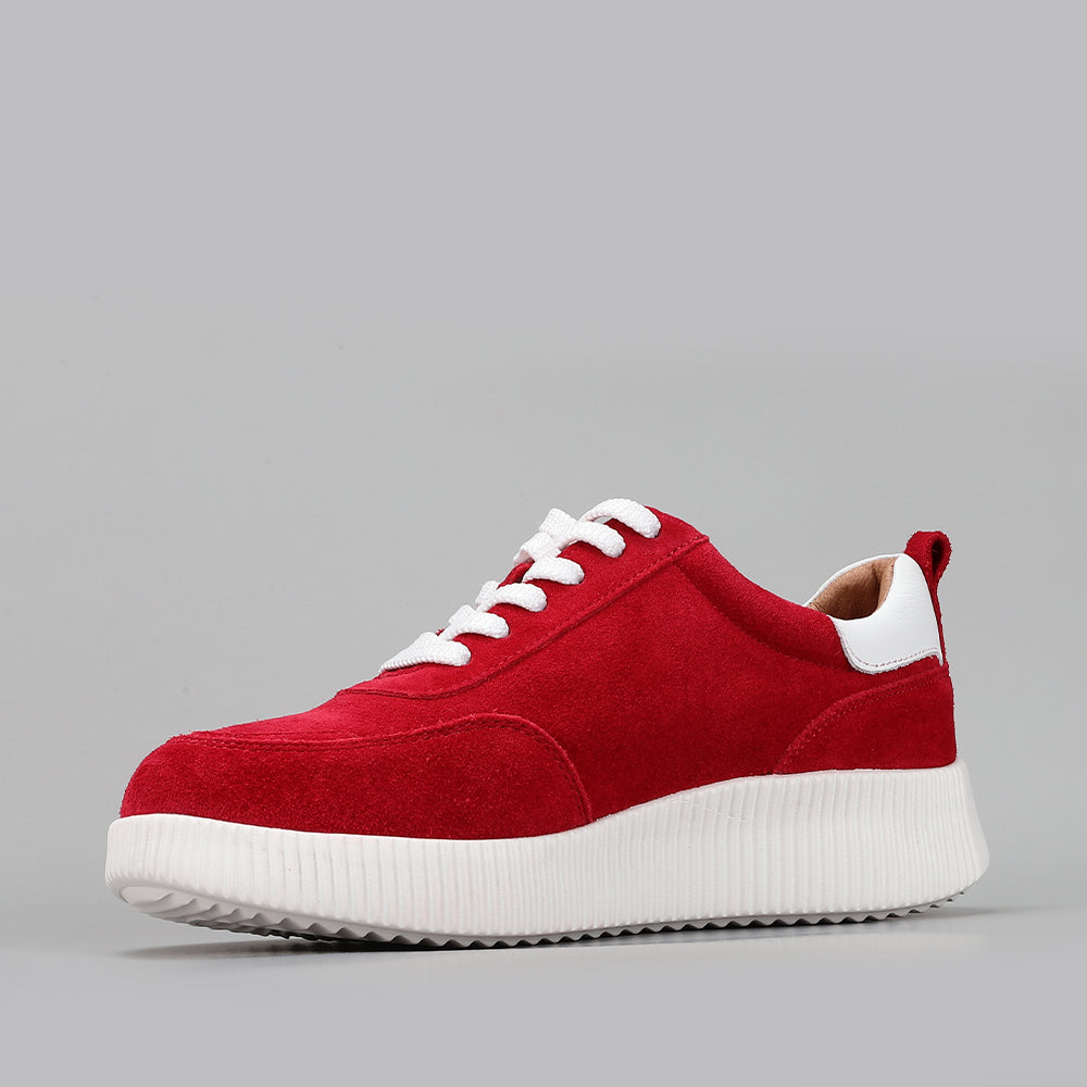 Le Sansa Comet red suede sneakers with white rubber soles and stylish lace-up design on a white background.