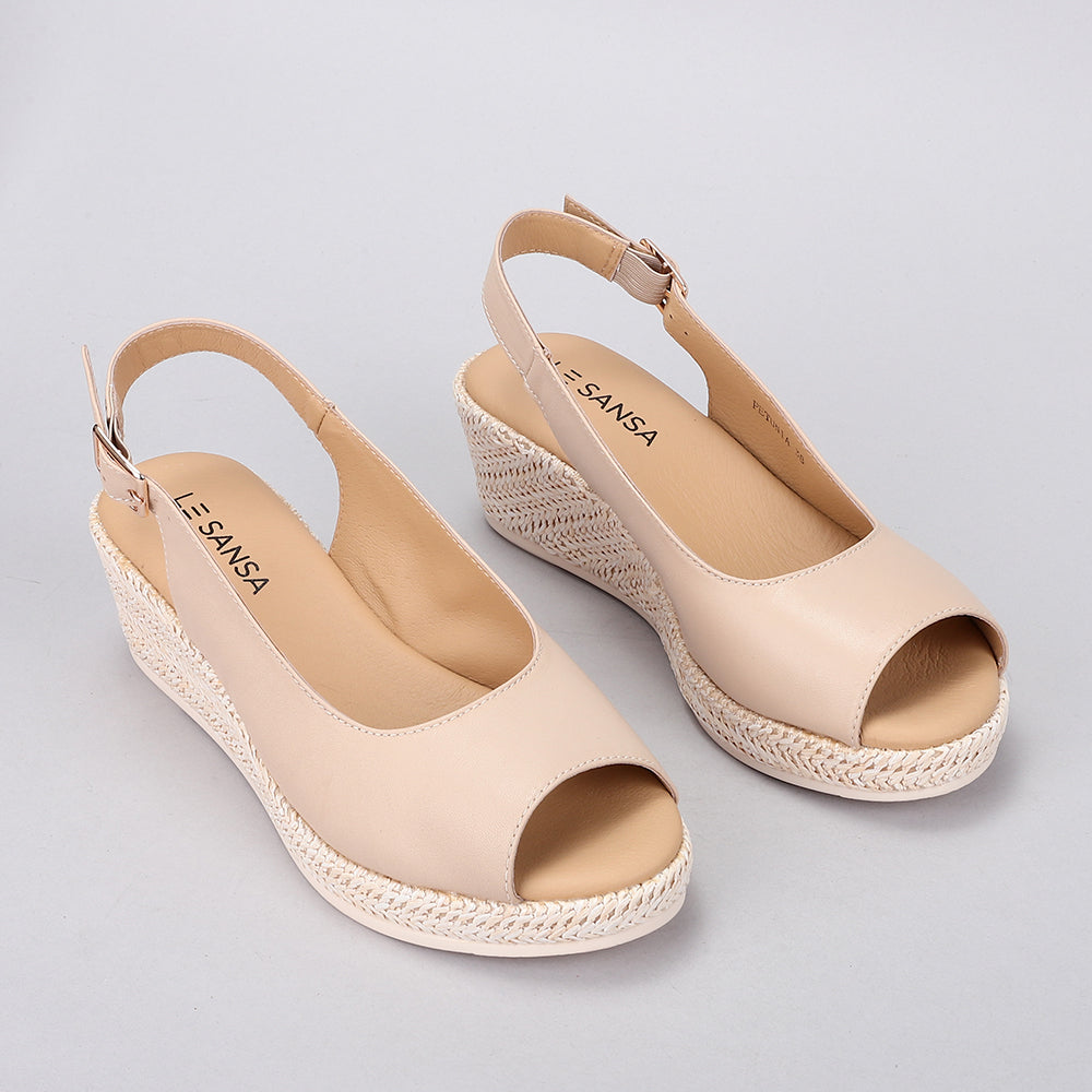 Le Sansa Petunia beige sandals with open toe and strap design, featuring a comfortable flat sole.