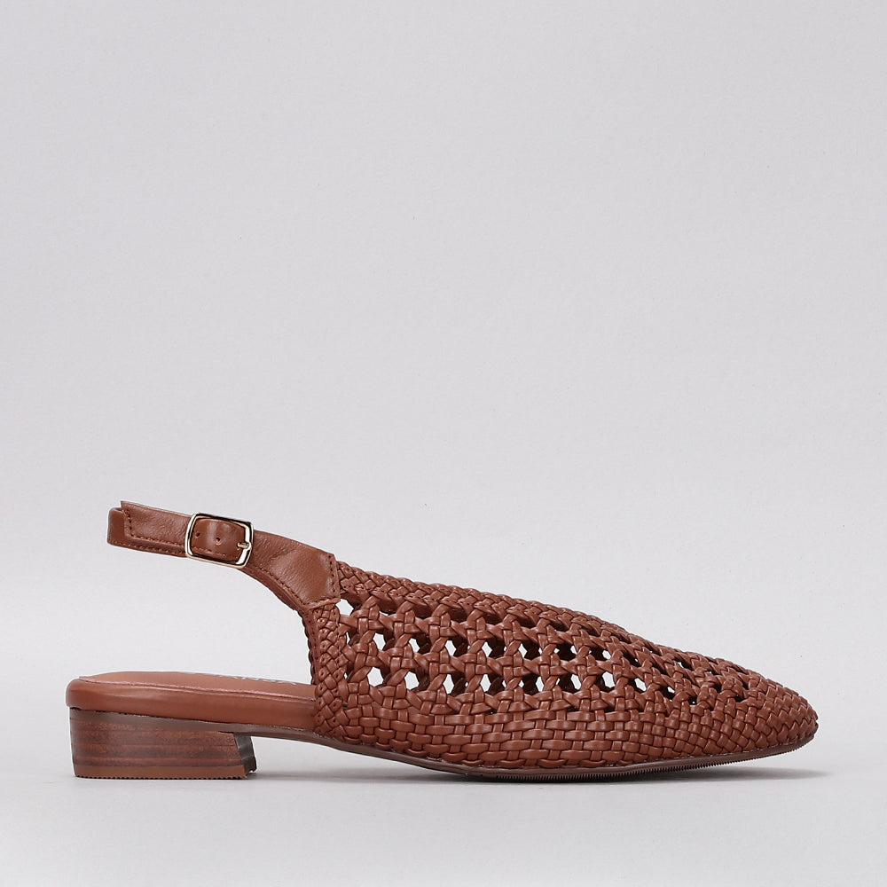 Le Sansa Camila walnut leather sandals with ankle straps and cushioned soles, perfect for casual summer wear.