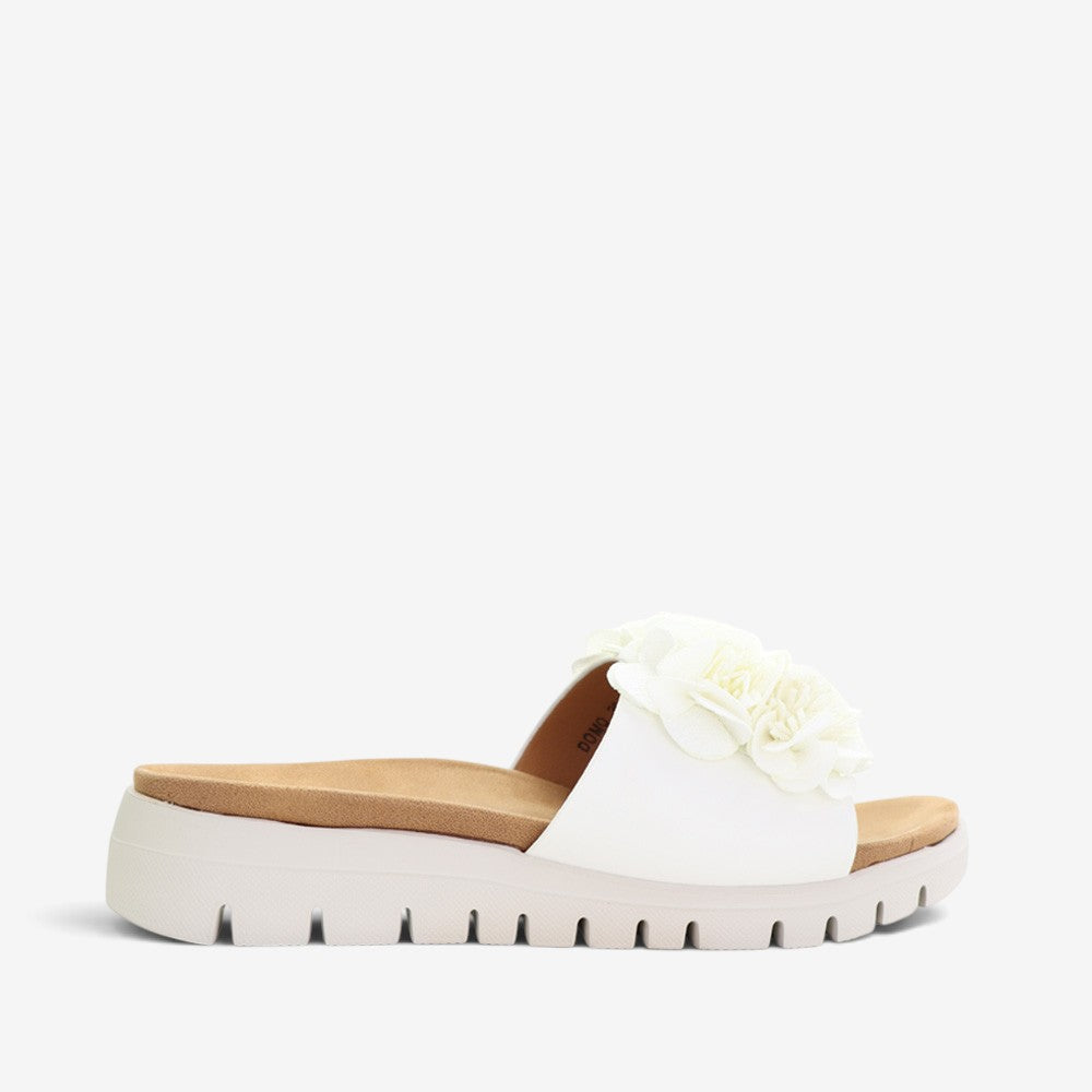 White CC Resorts Domo slip-on shoes with casual design, featuring a comfortable slip-on style and minimalistic look.