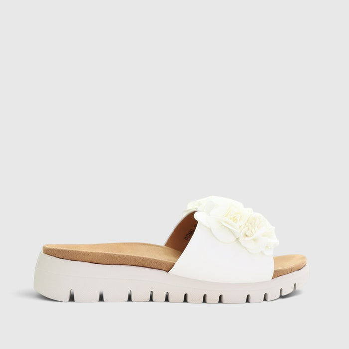 White CC Resorts Domo slip-on shoes with cushioned insoles and slip-resistant soles, designed for comfort and everyday wear.