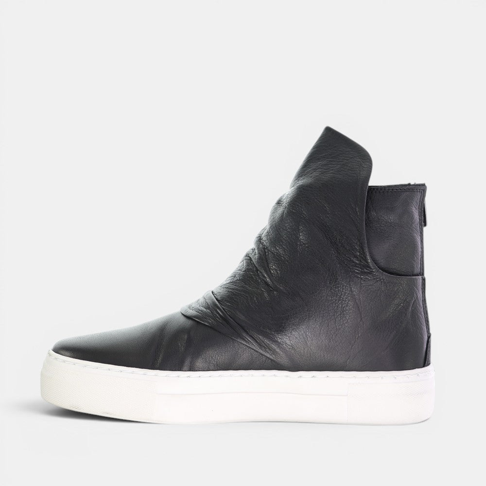 Le Sansa Sophia black boots featuring sleek leather design and ankle-high style, perfect for casual or dressed-up looks.