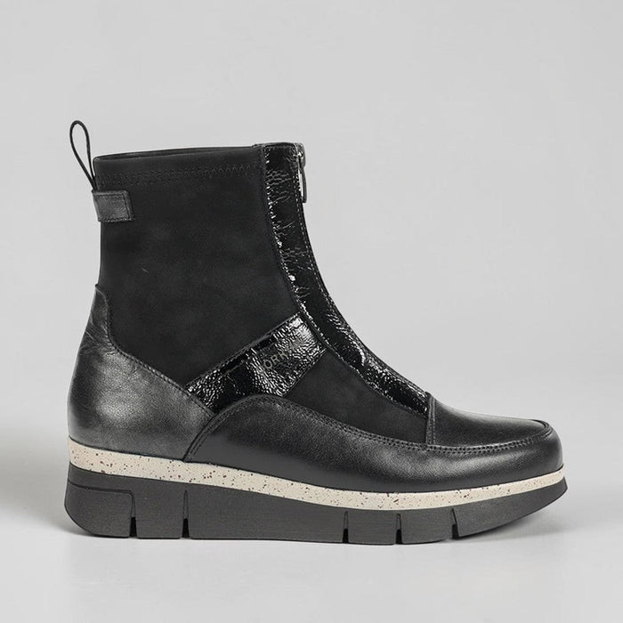 Dorking India Nero boots featuring sleek black leather design, rounded toes, and low stacked heels for stylish everyday wear.