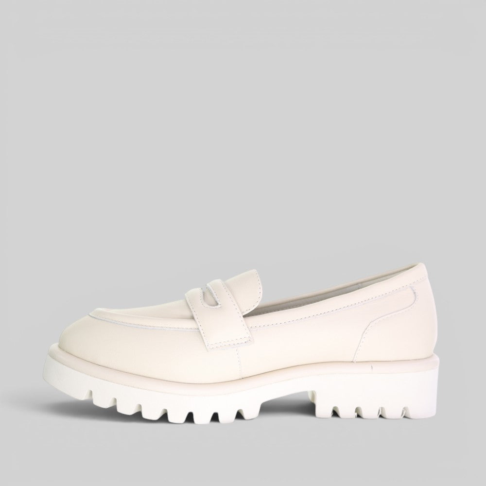 LE SANSA nude leather loafers with a sleek design, featuring a smooth finish and classic slip-on style.