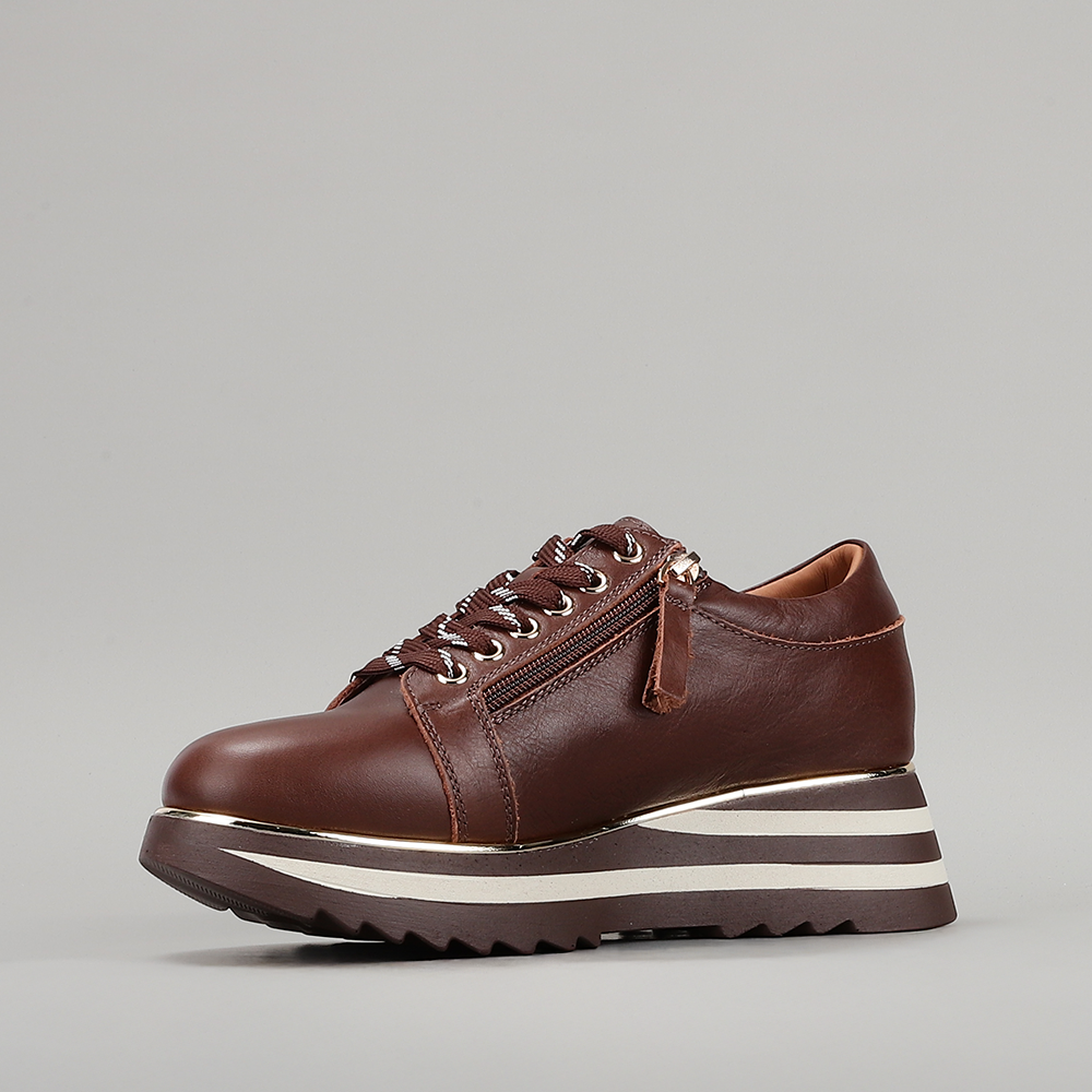 Le Sansa Skippa Chocolate sneakers featuring brown leather and stylish design, showcased on a white background.