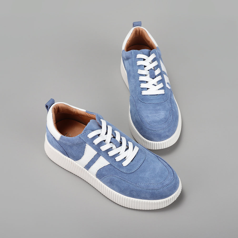 Le Sansa Comet Blue suede sneakers with stylish design and white rubber sole, perfect for casual wear.