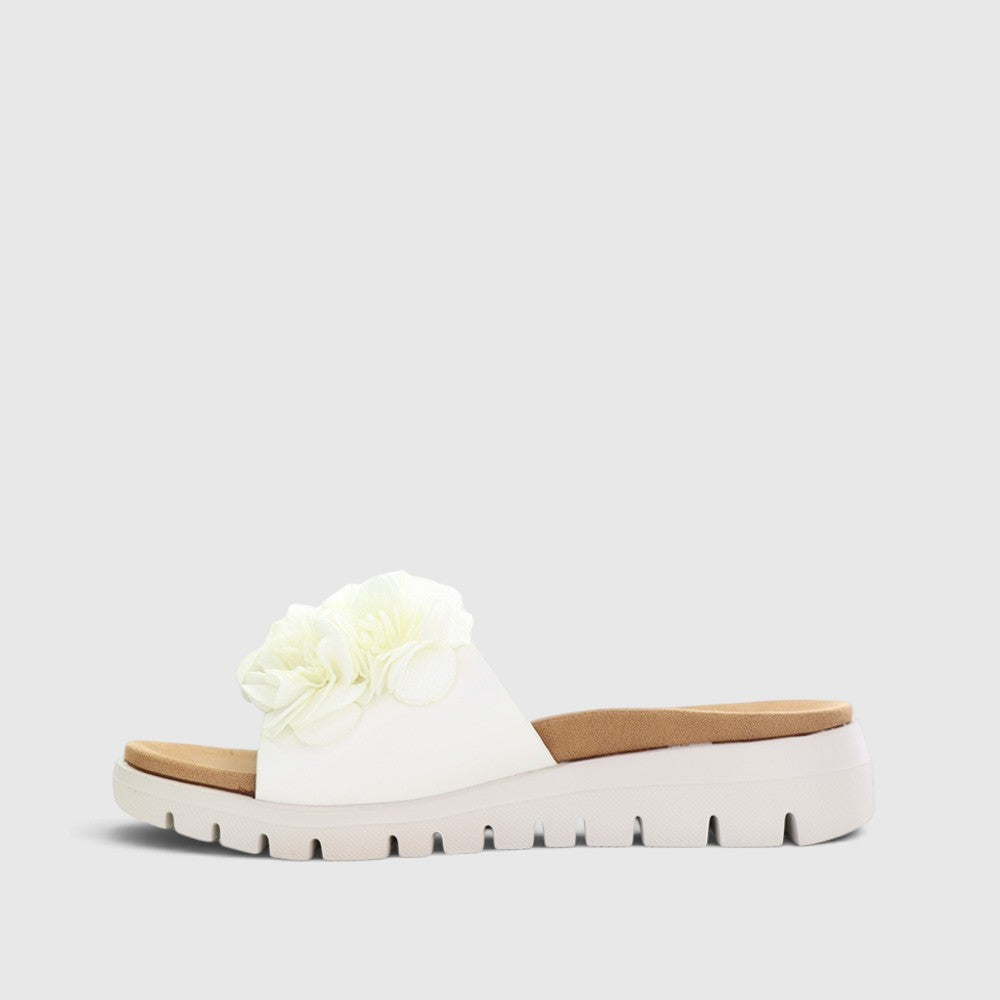 White slip-on shoes from CC Resorts Domo collection, featuring comfortable design and casual style.