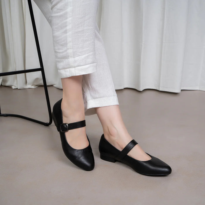 Le Sansa Zaylee black sandals featuring open toes and stylish straps, perfect for casual and summer wear.