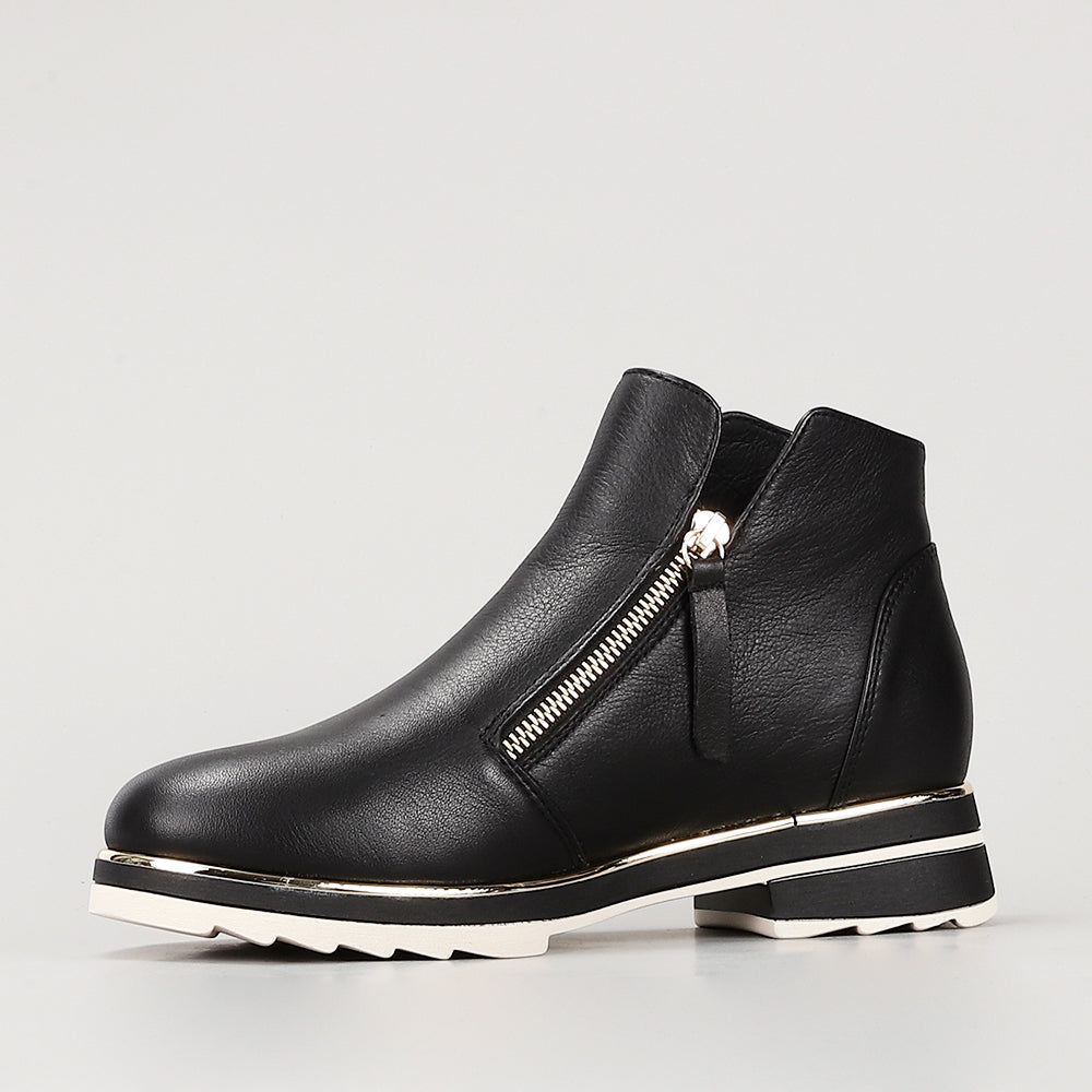 Le Sansa Basel black boots featuring sleek leather design and sturdy soles, ideal for stylish everyday wear.