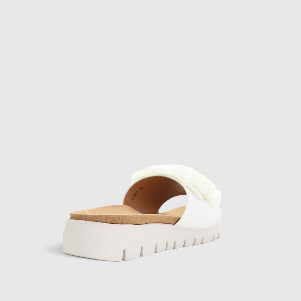White CC Resorts Domo slip-on shoes with a casual design and comfortable fit, shown in a close-up front view.