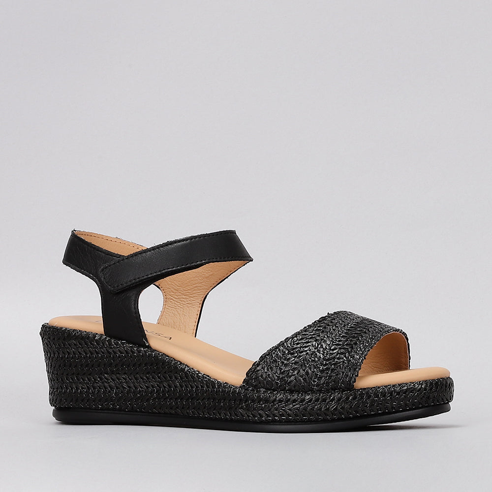 Le Sansa Pilia black sandals with open toes and ankle straps, stylish footwear for casual and summer wear.