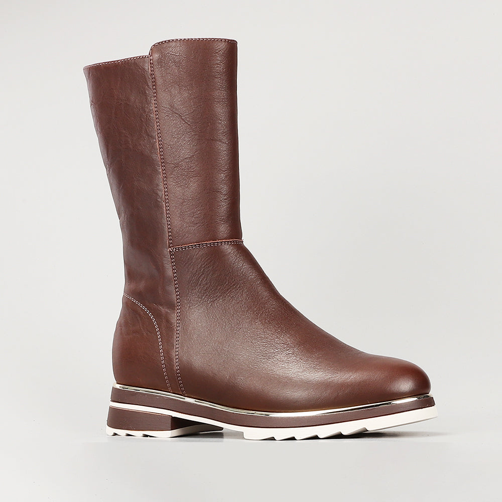 Le Sansa Buffy Chocolate boots with ankle-length design, brown leather material, and stylish stitching details.