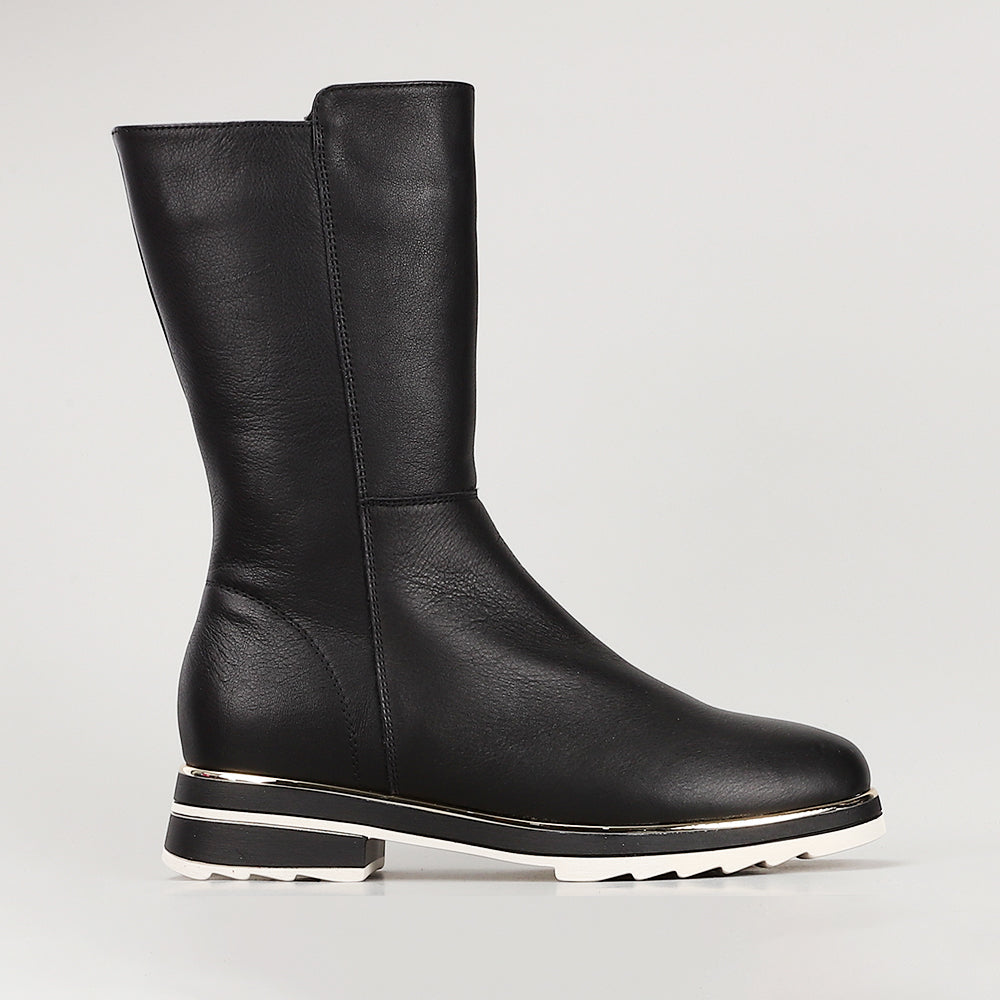 Le Sansa Buffy Black boots featuring sleek black leather design and sturdy soles, perfect for stylish casual wear.