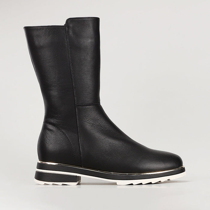 Le Sansa Buffy Black boots featuring sleek black leather design and sturdy soles, perfect for stylish casual wear.
