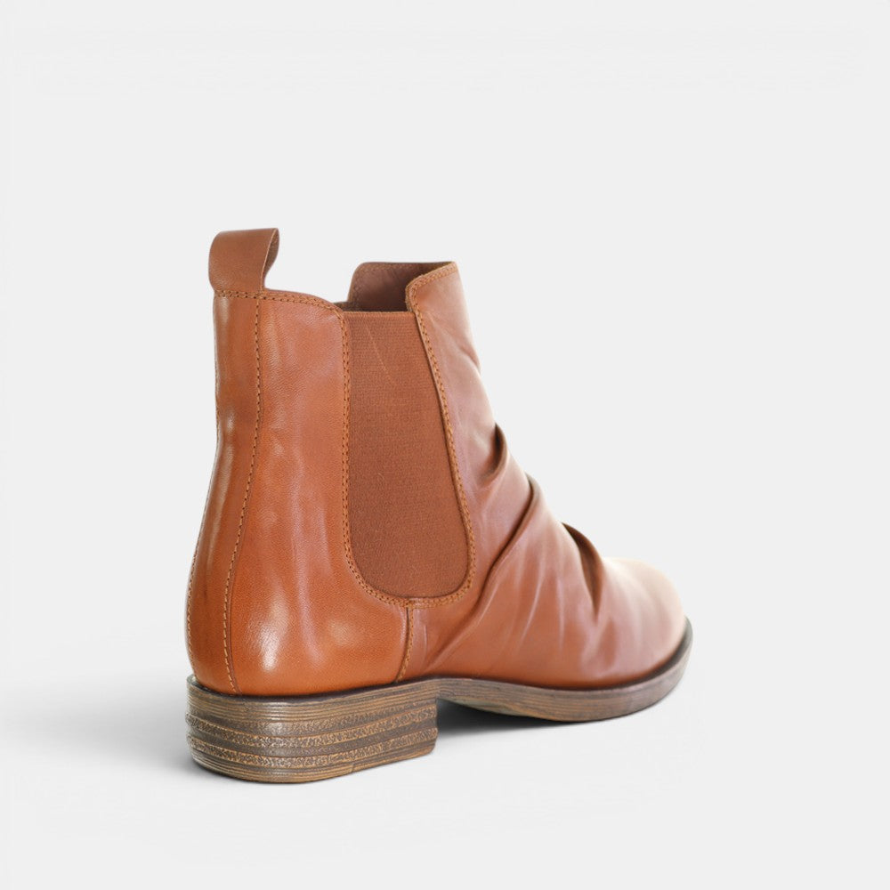 Le Sansa Lucy Tan boots with ankle-high design and stylish leather finish, perfect for casual or dressy outfits.