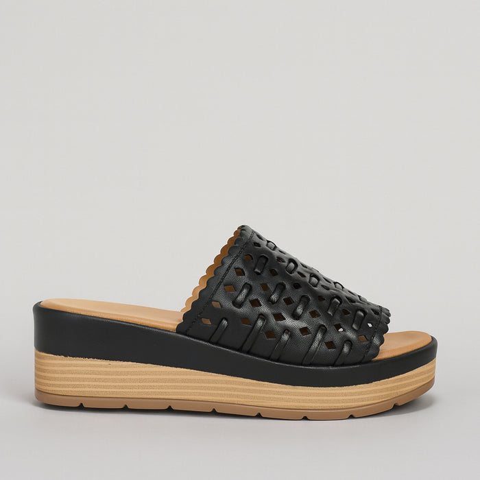 Black Le Sansa Sansa Russia slip-on shoes with sleek design and comfortable fit, shown on a clean background.