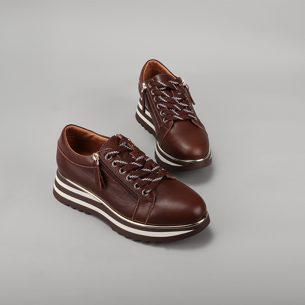 Le Sansa Skippa Chocolate sneakers featuring sleek brown leather and stylish design, perfect for casual wear.