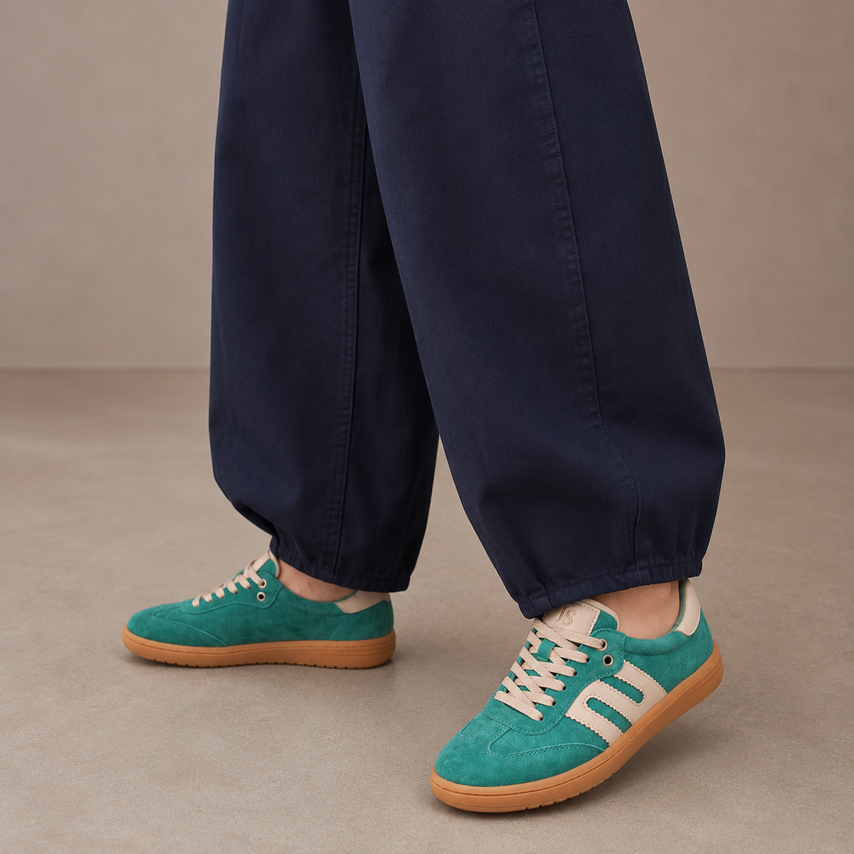 Le Sansa Juno sneakers in pine green and taupe with a stylish, casual design and lace-up closure.