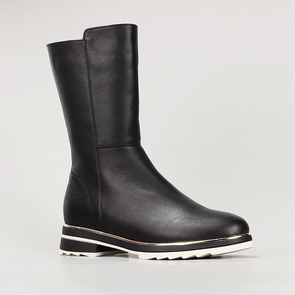 Le Sansa Buffy black boots with lace-up design and chunky heel, stylish footwear for casual or dressy occasions.