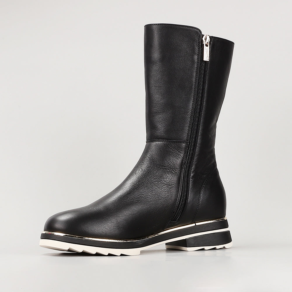Le Sansa Buffy black boots featuring sleek leather design and sturdy sole, perfect for stylish casual or evening wear.