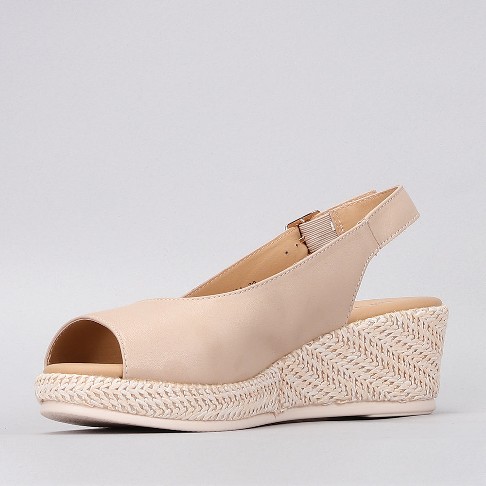 Le Sansa Petunia beige sandals with open toe and ankle strap, featuring a comfortable flat sole and stylish design.