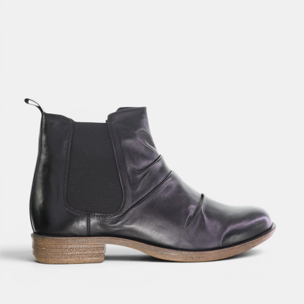 Le Sansa Lucy black boots with ankle-length design, featuring sleek leather material and stylish lace-up front.