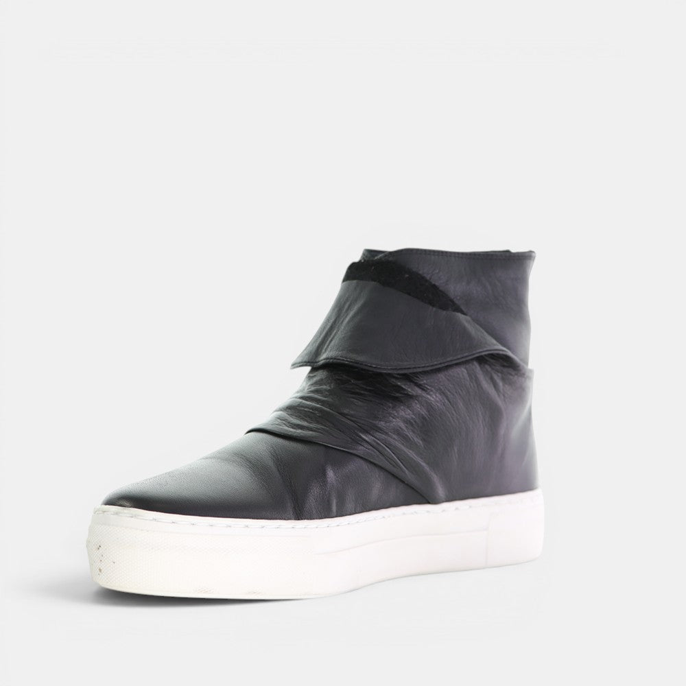 Le Sansa Sophia black boots featuring sleek leather design and stylish ankle height, perfect for fashionable everyday wear.