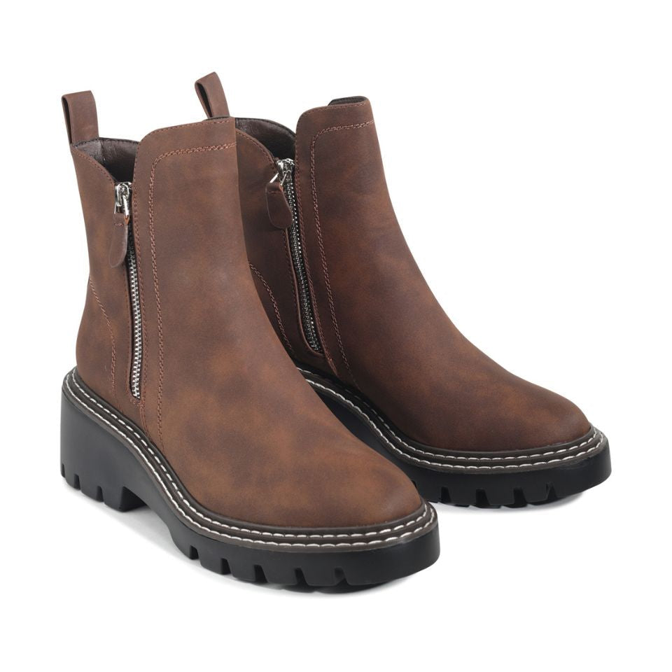 Dark brown Los Cabos Vianne boots with a sleek leather design and pointed toe, stylishly displayed on a neutral background.