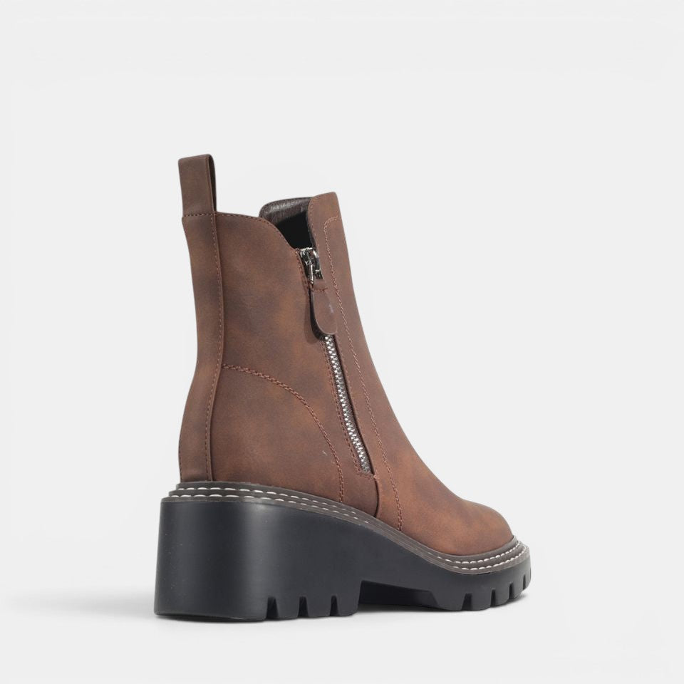 Los Cabos Vianné dark brown boots with ankle-high design, featuring a sleek leather finish and stylish stitching details.