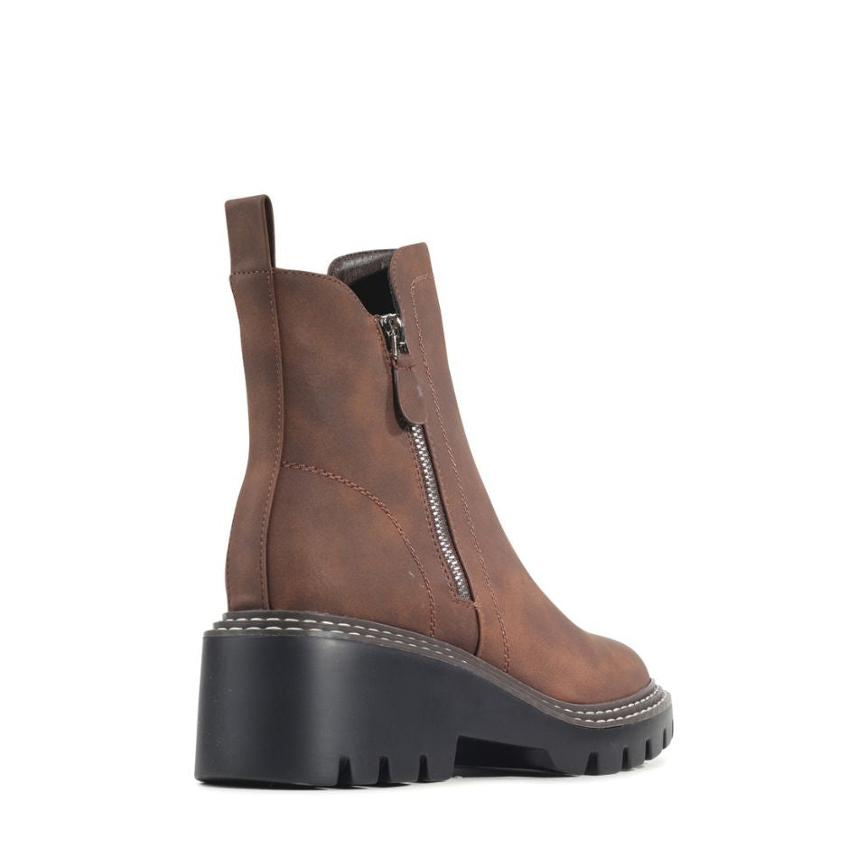 Los Cabos Vianne dark brown boots with sleek design and ankle-length style, featuring smooth leather and sturdy sole.