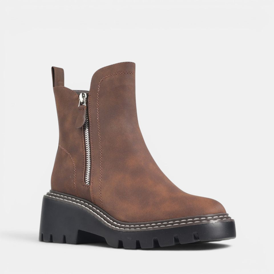 Los Cabos Vianne dark brown boots with ankle-high design, featuring stylish laces and a sturdy sole.