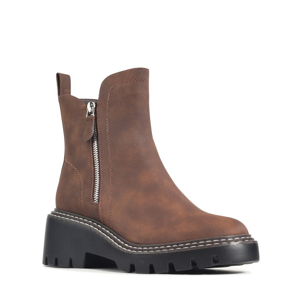 Los Cabos Vianne dark brown boots with rounded toes and chunky heels, stylishly designed for casual or dressy wear.