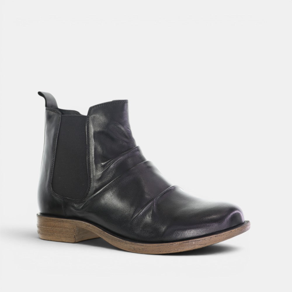 Le Sansa Lucy black boots with sleek leather design and ankle-high style, featuring a rounded toe and sturdy sole.