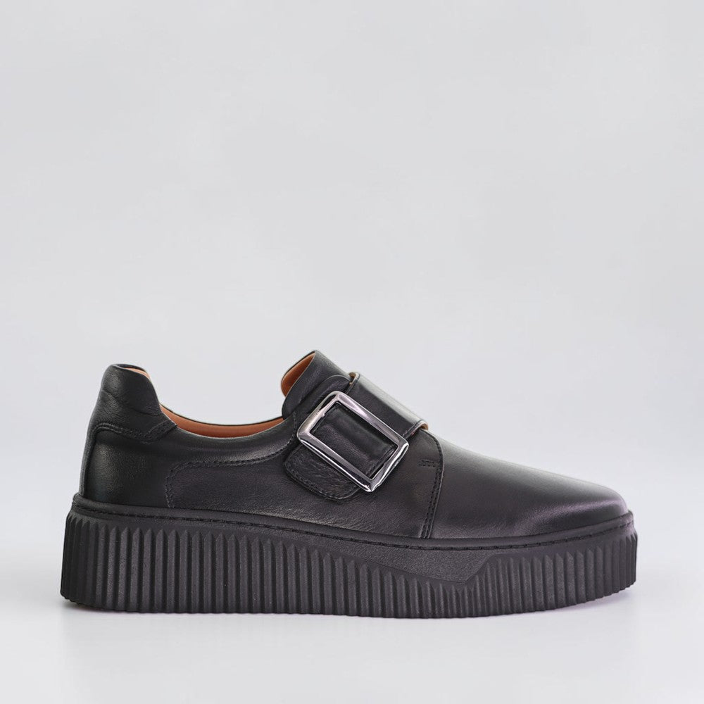 Black Le Sansa Philia sneakers with sleek design and white sole, showing front and side view.