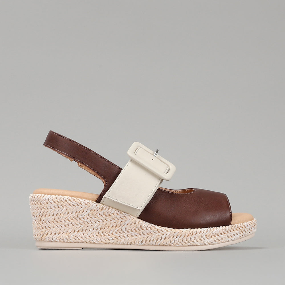 Le Sansa Sansa Parola Chocolate Cream sandals with cushioned straps and open toe design, perfect for casual summer wear.