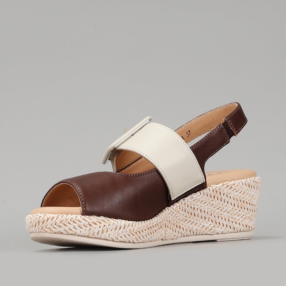 Le Sansa Sansa Parola Chocolate Cream sandals with tan straps and chunky soles, casual open-toe footwear for warm weather.