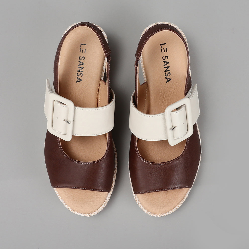 Le Sansa Sansa Parola Chocolate Cream sandals with cushioned straps and flat sole, ideal for casual summer wear.