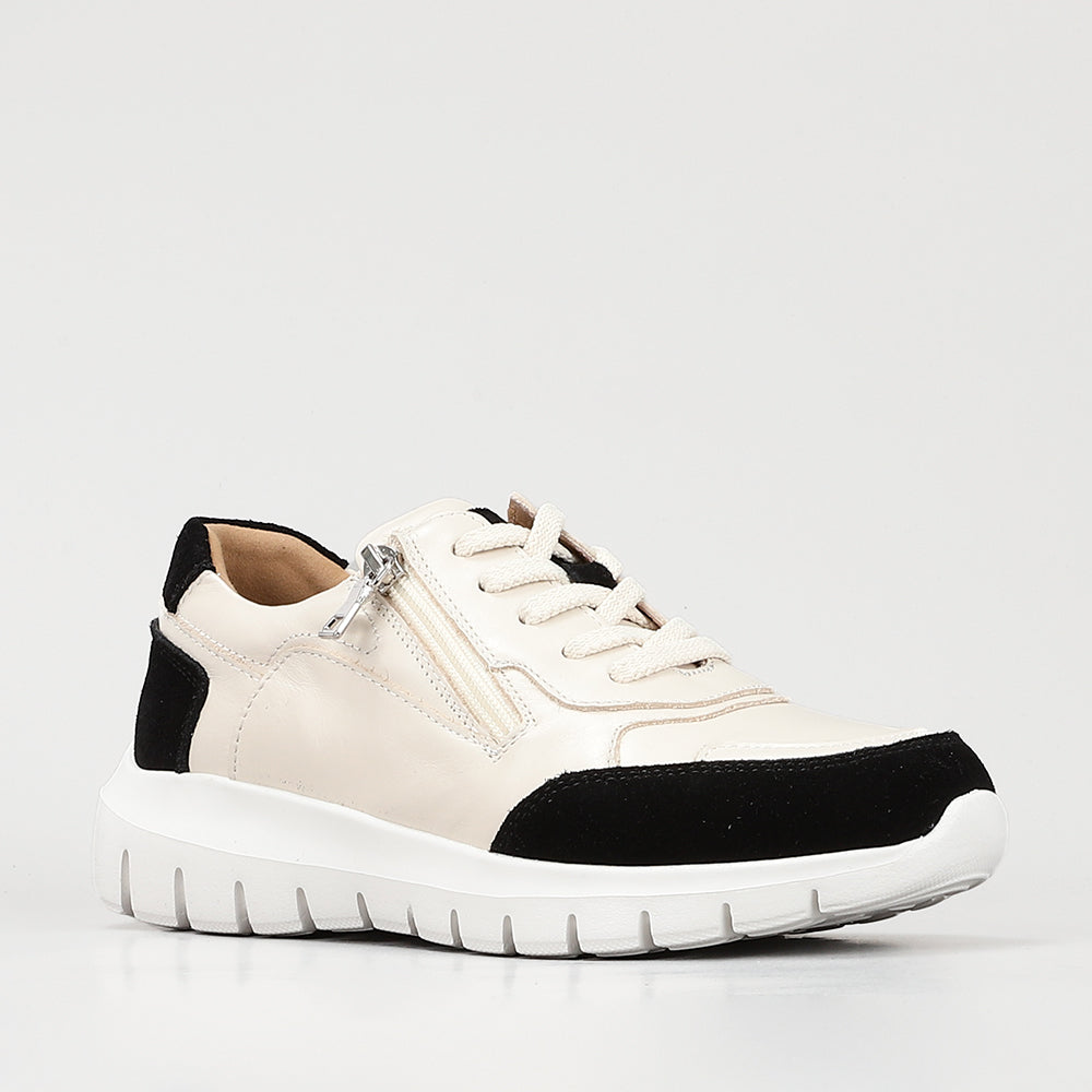 Black Le Sansa Ryder sneakers with sleek design and white sole, featuring a modern casual style for everyday wear.