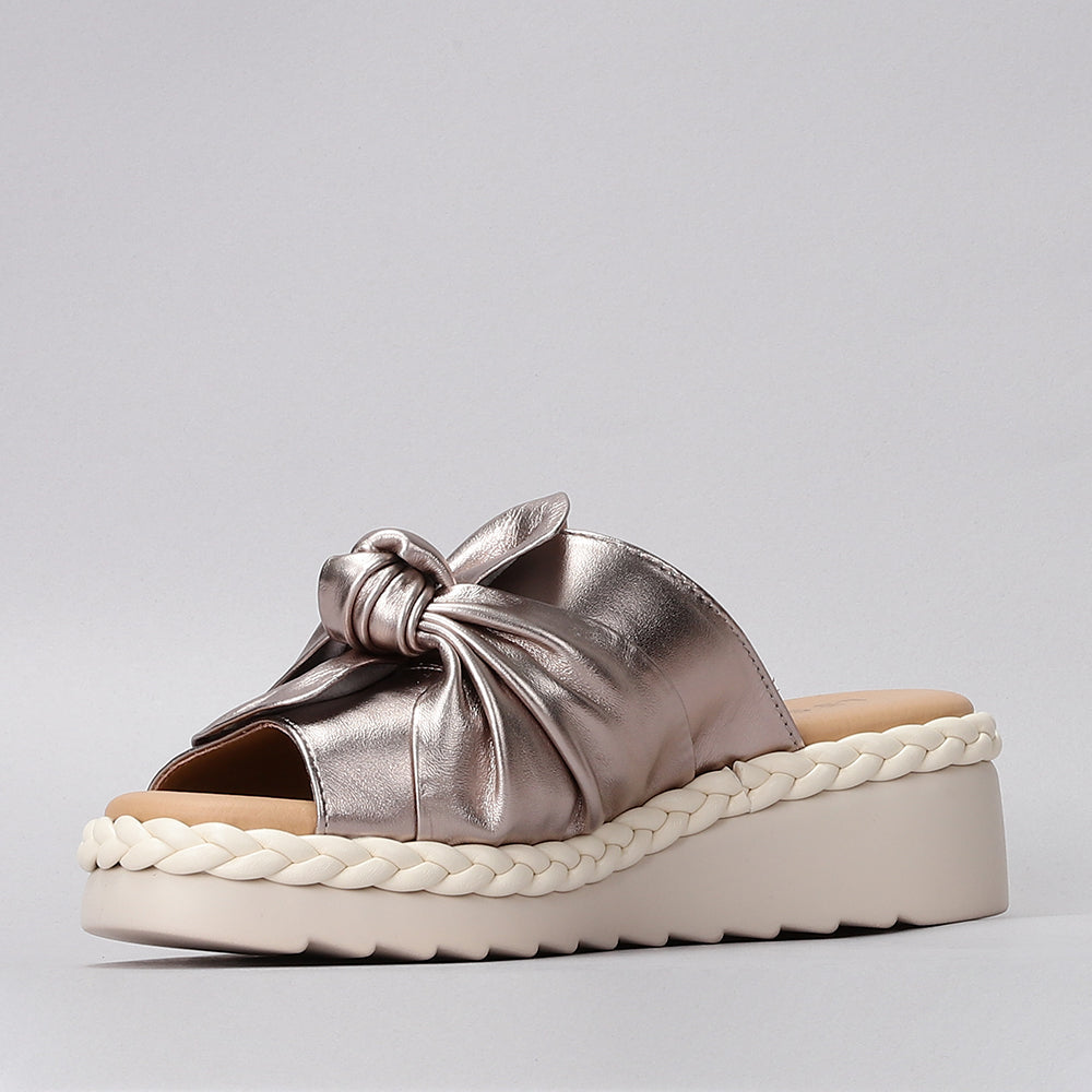LE SANSA Eudore Champagne slip-on shoes with a sleek design and neutral champagne color, suitable for casual or dressy occasions.